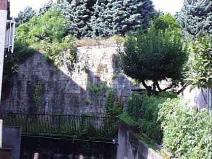 laghetto muro.jpg (76491 byte)